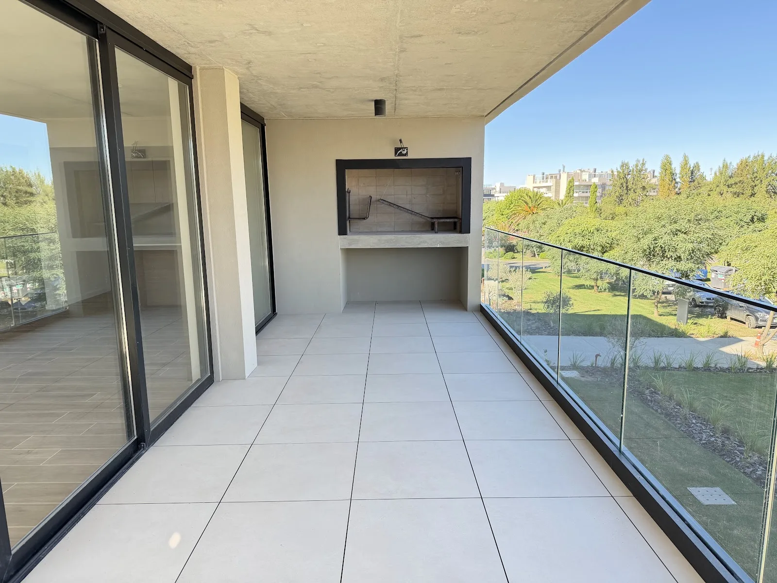Alquiler - Apartamento con Garaje - Barrio Parques entre San Nicolás y Los Olivos - 2 Dormitorios (1)